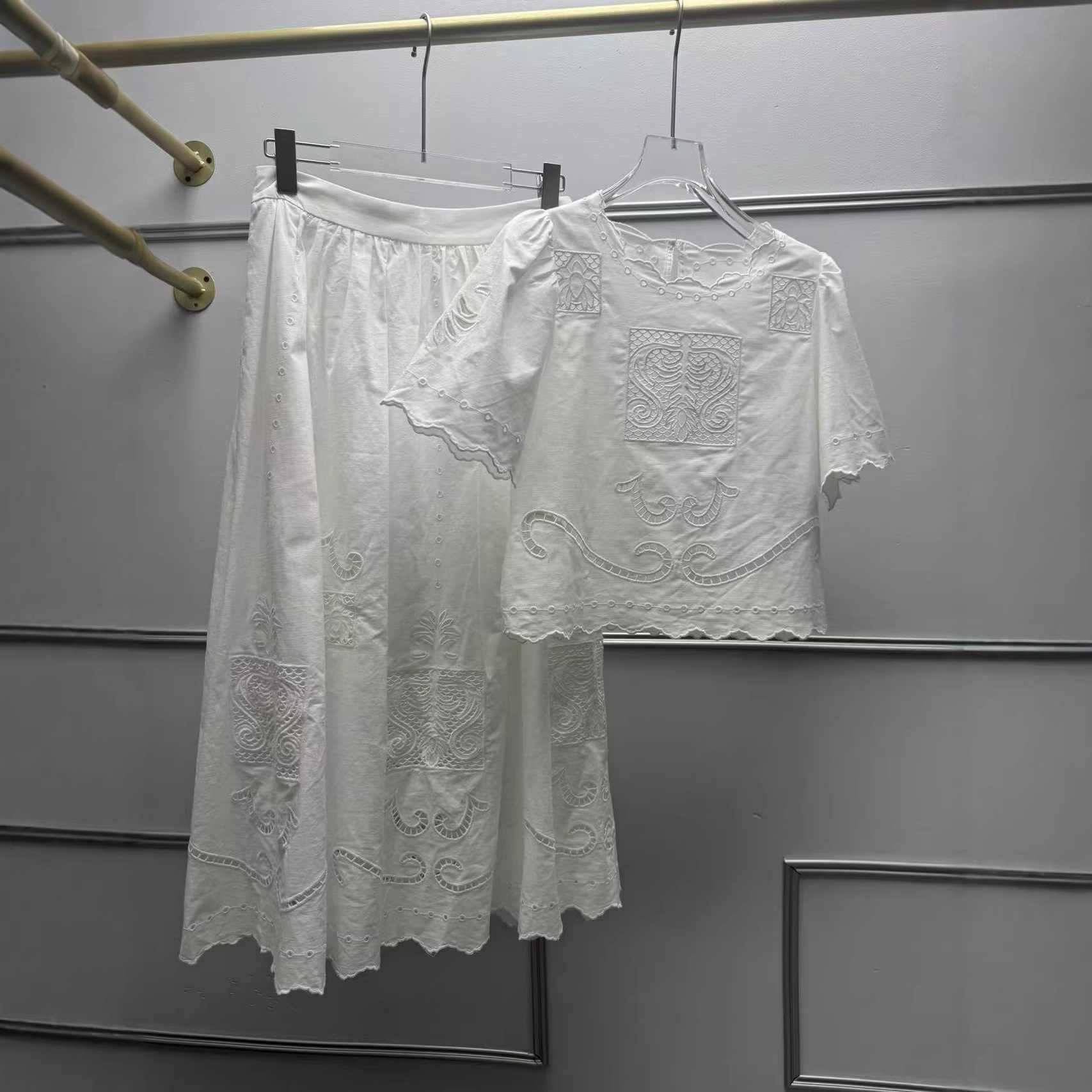 슬리밍 효과가 있는 속이 비치는 자수 셔츠와 미디 스커 - Embroidery Effect 리뷰 및 가격
